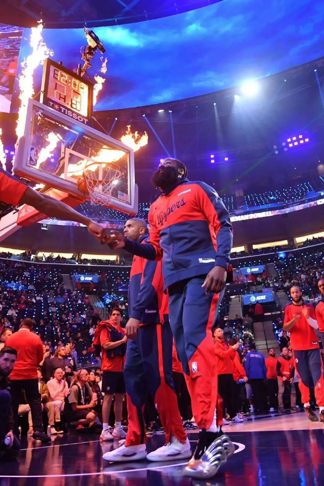 爱游戏-哈登回归赛场，比分优势明显首场状态亮眼，尤文图斯观众沸腾！的简单介绍